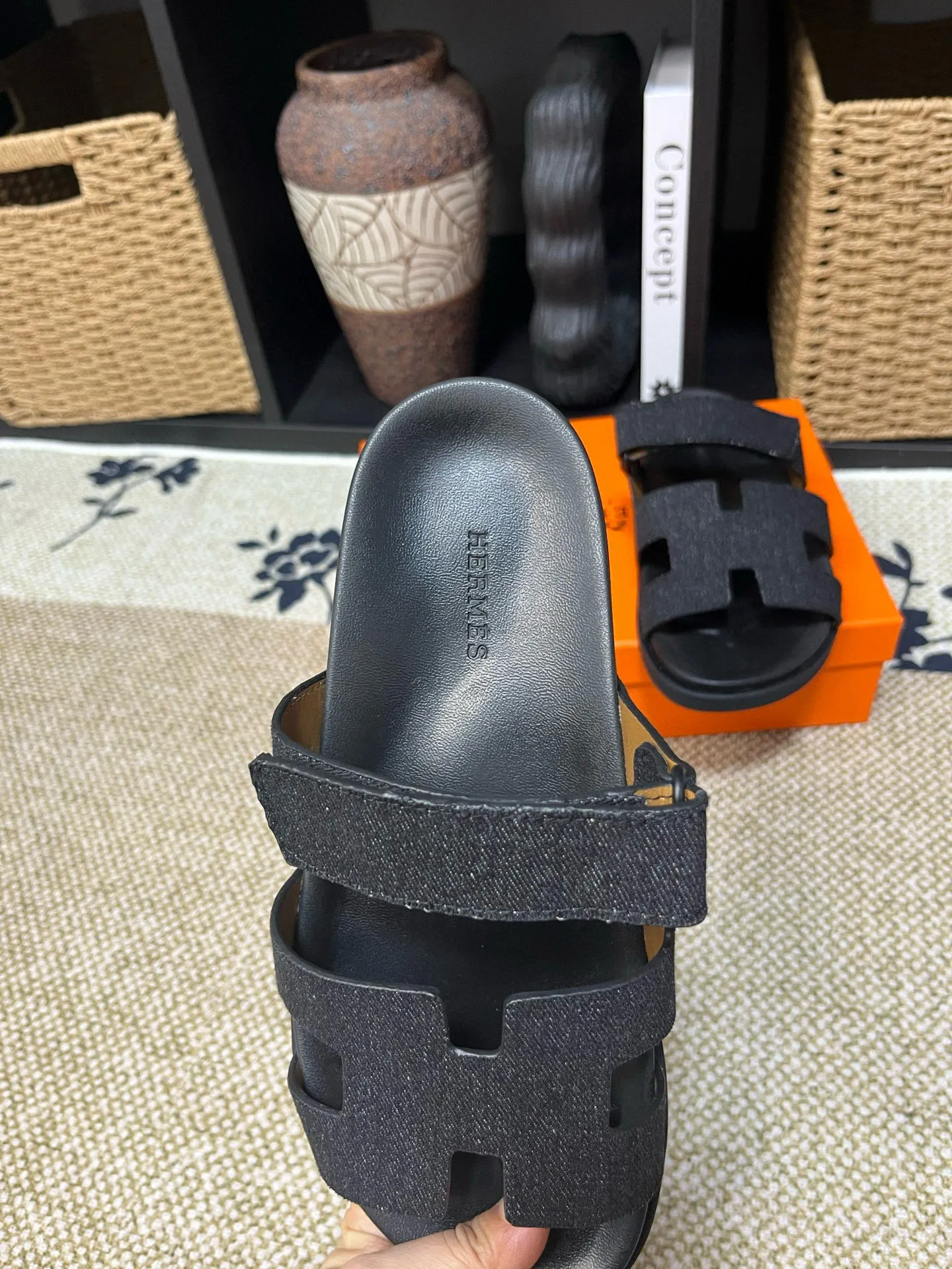 P300 Long-term stock Hermes men’s Kazimir slippers for couples - top quality woven calfskin functional sandals with intertwined uppers inspired by the “H” iconic pattern to create a casual look, perfect for summer. Imported cowhide + cowhide lining + TUP outsole Size: 35-46